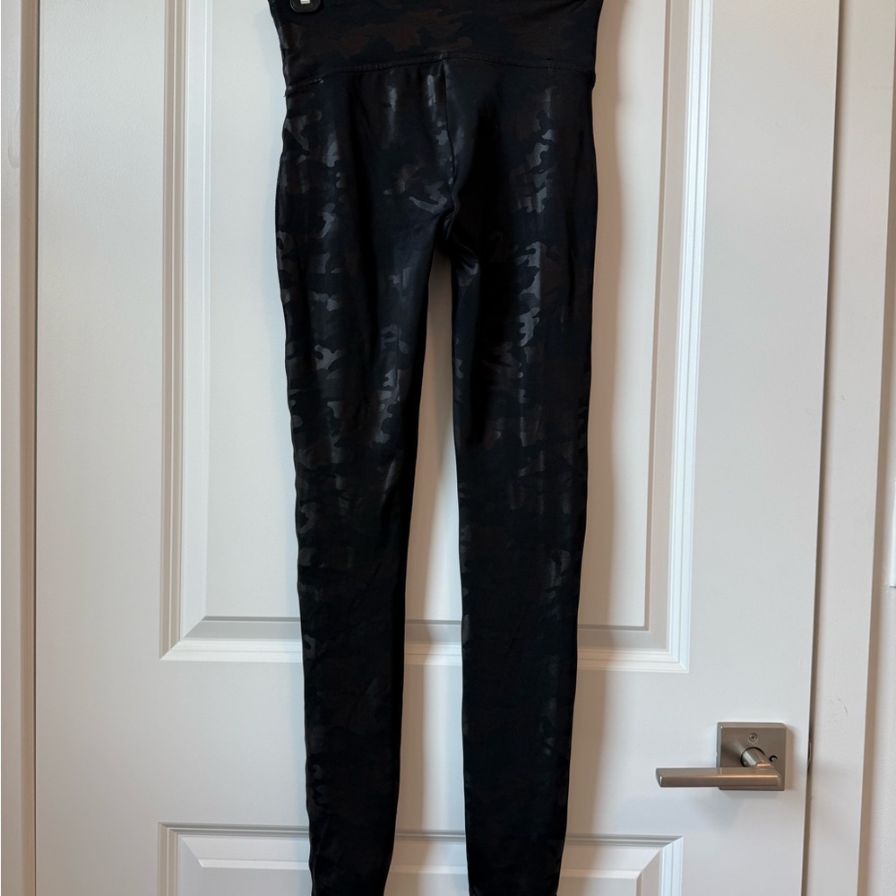 Spanx Black matte Camouflage Leggings M